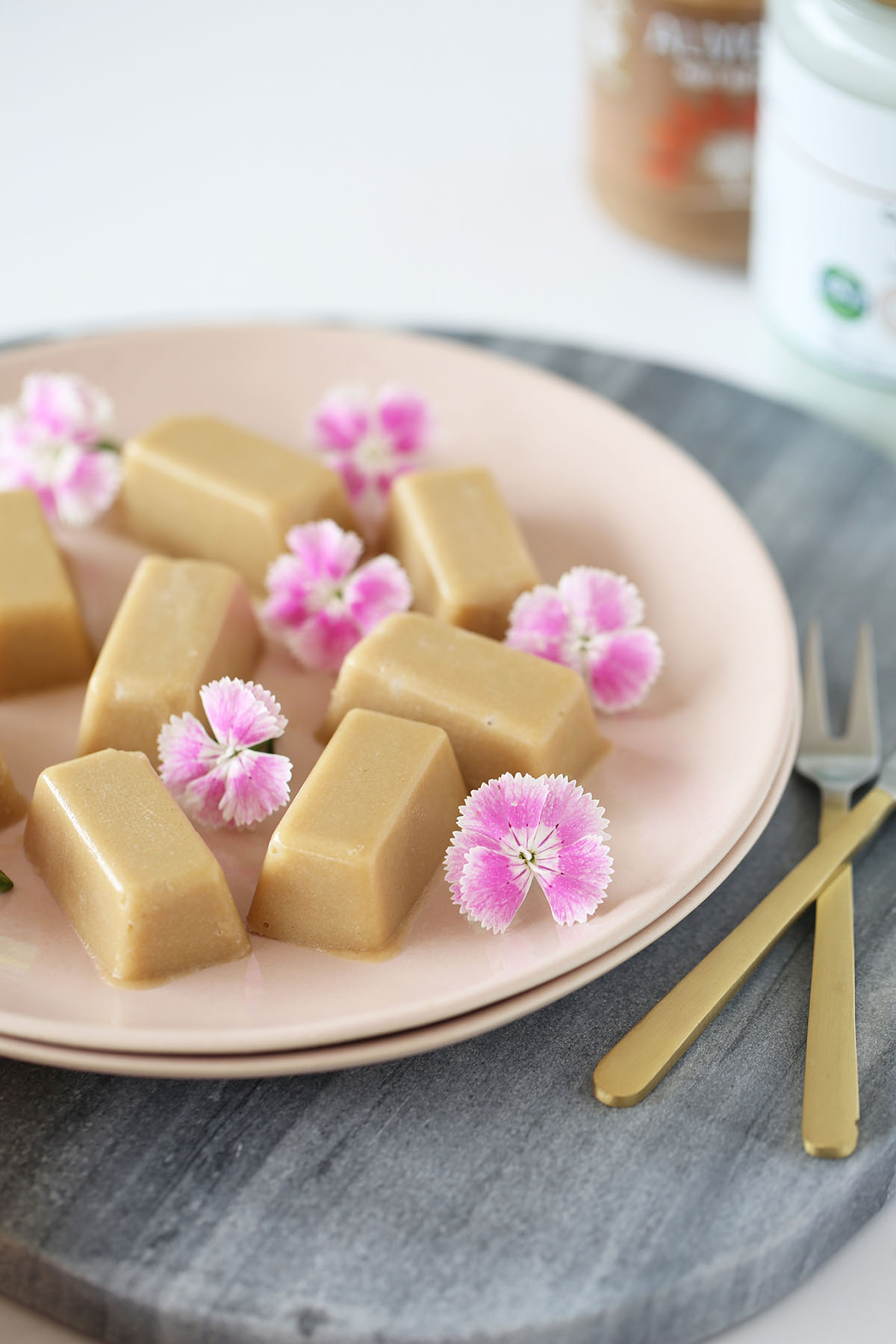 This delicious healthy fudge is melt in your mouth good, with 5 simple ingredients and no blender required. Vegan, dairy free & refined sugar free.