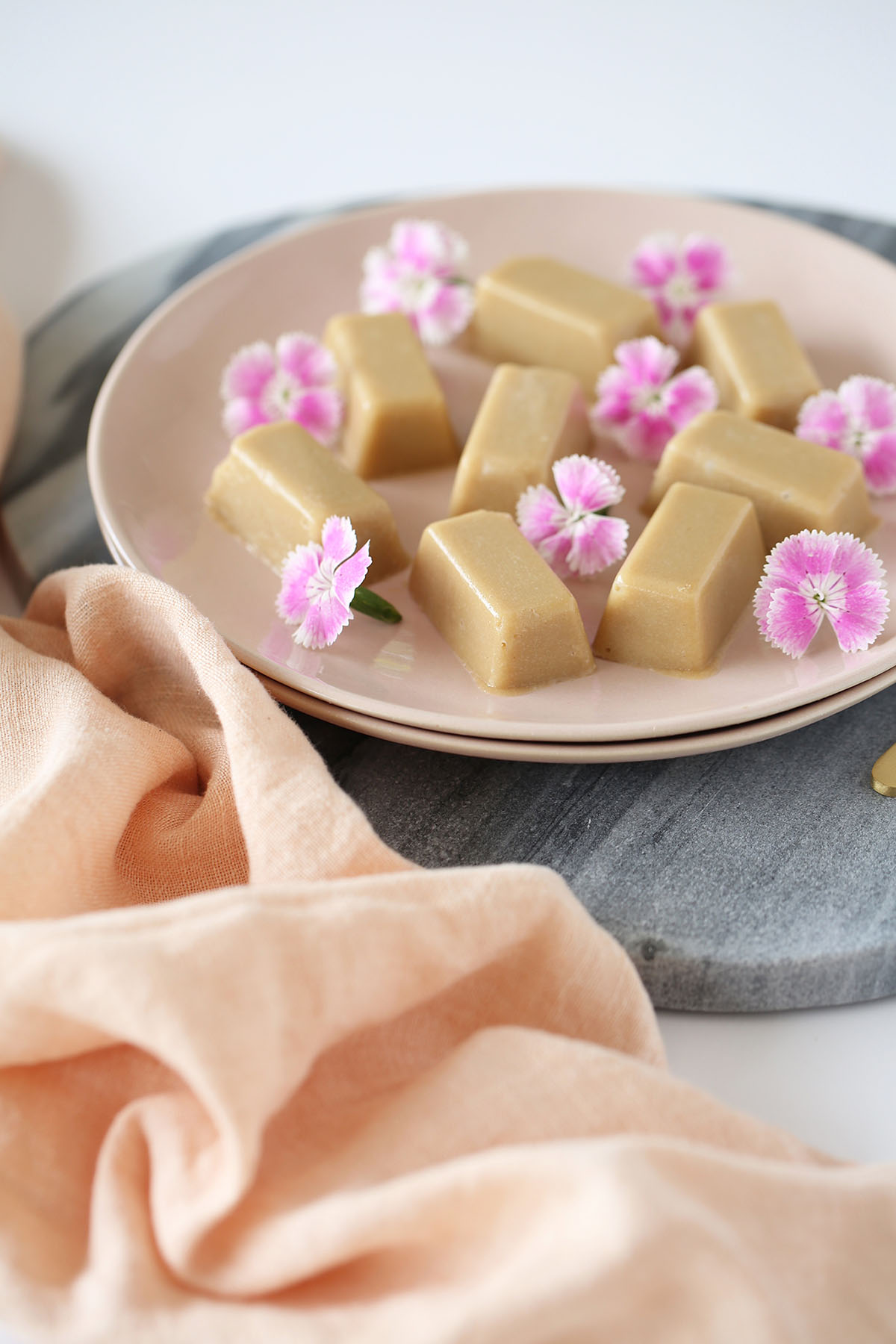 This delicious healthy fudge is melt in your mouth good, with 5 simple ingredients and no blender required. Vegan, dairy free & refined sugar free.