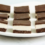 This delicious recipe comes from my gorgeous and talented friend Lauren Glucina of the wildly popular Ascension Kitchen. It is quite possibly the best tasting raw vegan plant-based gluten free chocolate peppermint slice in the universe. Try it out for yourself!