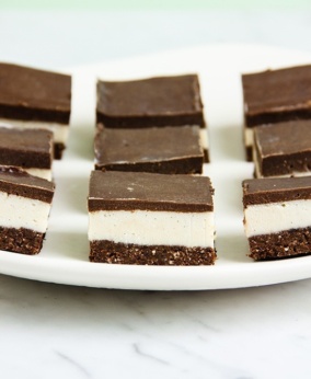 This delicious recipe comes from my gorgeous and talented friend Lauren Glucina of the wildly popular Ascension Kitchen. It is quite possibly the best tasting raw vegan plant-based gluten free chocolate peppermint slice in the universe. Try it out for yourself!