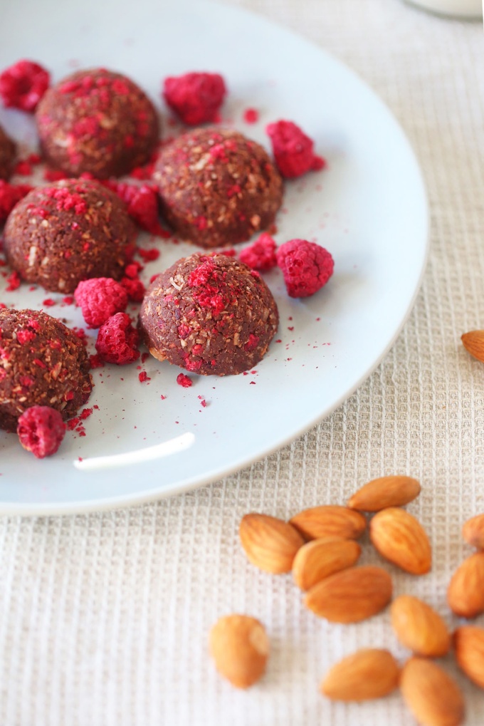 Use your leftover nut milk pulp in these delicious RASPBERRY AND CHOCOLATE MACAROONS - vegan, gluten free, refined sugar free, low sugar, plant based, healthy, snack, sweet treat, begoodorganics