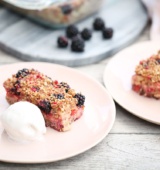 APPLE AND BLACKBERRY CRUMBLE🍎 If you love Apple and Blackberry Crumble, you will love this easy no-bake version. 15 minutes to make, vegan, it's also dairy, refined sugar and wheat free.
