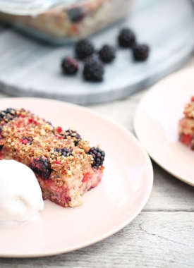 APPLE AND BLACKBERRY CRUMBLE🍎 If you love Apple and Blackberry Crumble, you will love this easy no-bake version. 15 minutes to make, vegan, it's also dairy, refined sugar and wheat free.