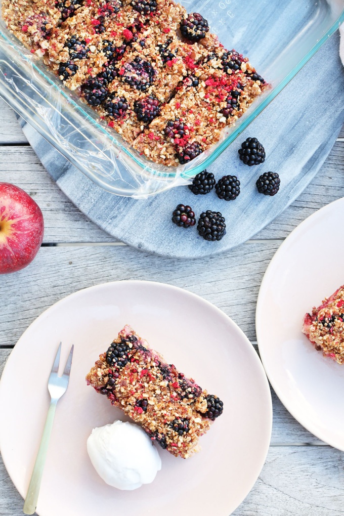 tasty vegan and gluten free apple crumble with blackberries on pink artisan plates