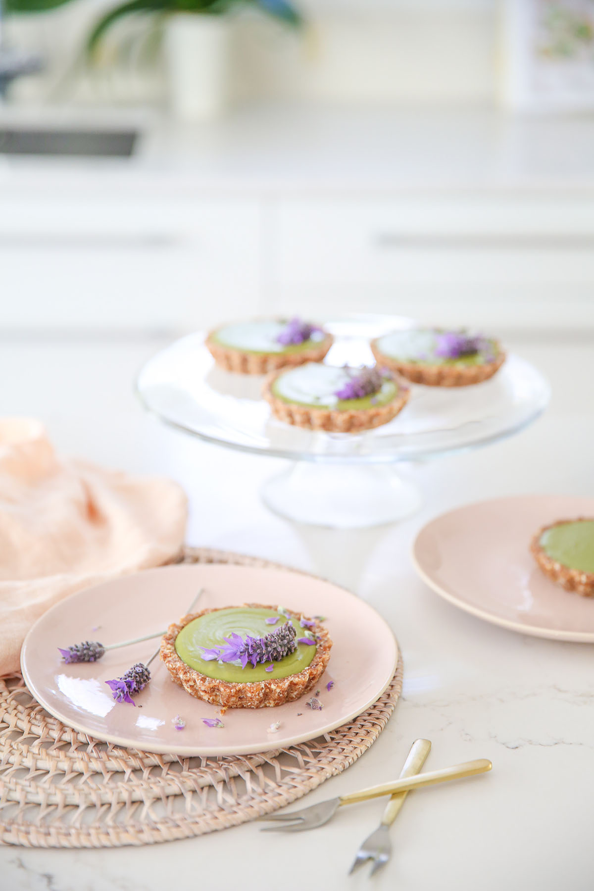 These gorgeously fragrant tarts combine the antioxidant goodness of matcha, with gloriously floral lavender. Don’t knock it til you try it, this is a partnership made in taste bud HEAVEN! Vegan, gluten + dairy free.
