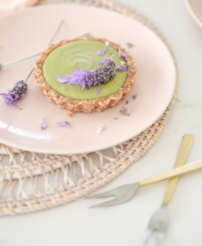 These gorgeously fragrant tarts combine the antioxidant goodness of matcha, with gloriously floral lavender. Don’t knock it til you try it, this is a partnership made in taste bud HEAVEN! Vegan, gluten + dairy free.