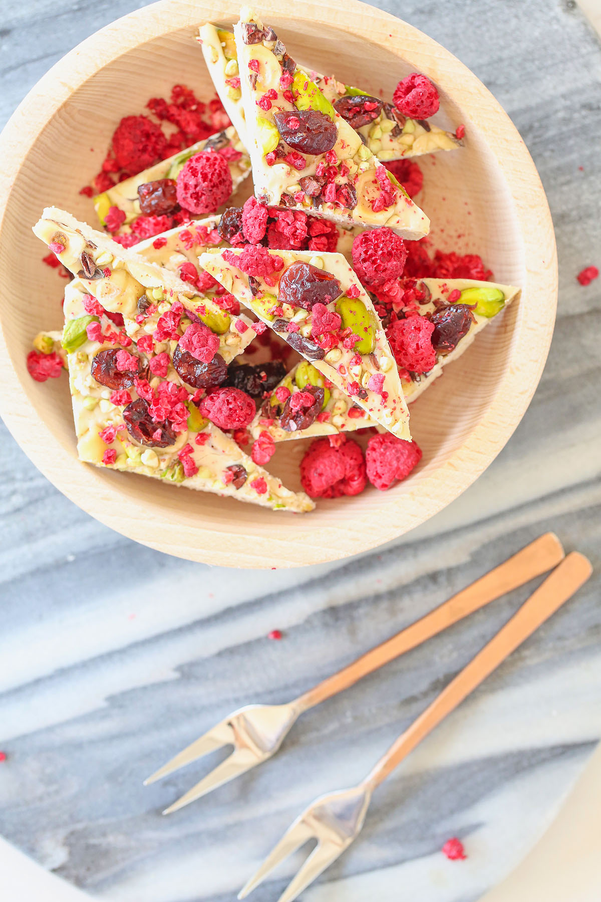 Were you a mad Milky bar fan when you were a kid? I’ve got my hands up! So now, this – a dairy & refined sugar free version, so you can satisfy those white choc cravings without the nasties. Also – 7 ingreds, 1 step, & perfect for making with the kiddos! Vegan, GF, paleo, keto, low sugar/carb.